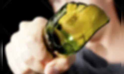 Filho dá garrafada no pai para defender a mãe de agressões