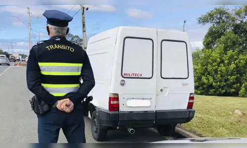 Fiorino com R$ 123 mil em multas é apreendida