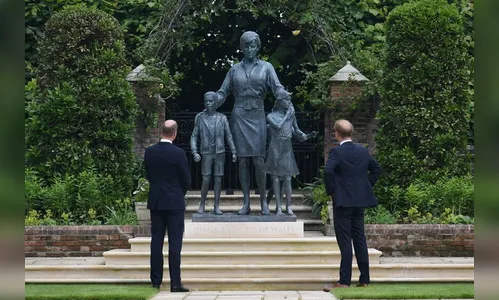 Foi revelado nesta quinta-feira, 1º de julho, a estátua feita em homenagem aos 60 anos da Lady Di