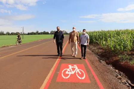 Foram pintadas ciclofaixas e implantadas placas com alerta de trânsito constante de ciclistas para garantir mais segurança.