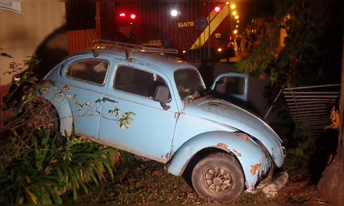 Fusca bate em carro estacionado e invade residência no PR