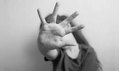 Garota tenta denunciar padrasto por abusos, mas mãe impede