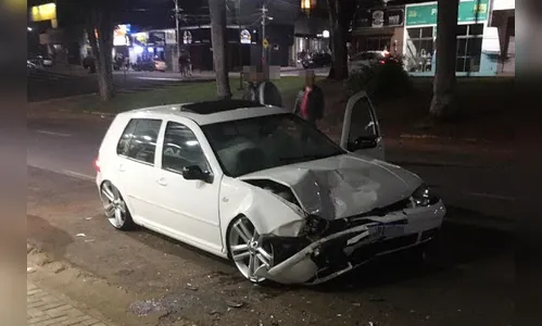 Motorista bate em carro de policial e tenta fugir a pé