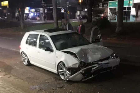 Golf bateu em Uno que estava estacionado