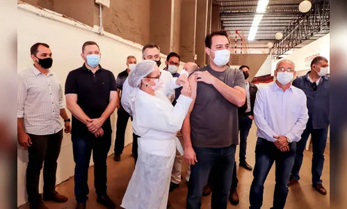 Governador do PR é vacinado em Apucarana; Assista