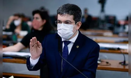 Governo Bolsonaro ignorou 53 e-mails da Pfizer, diz Randolfe