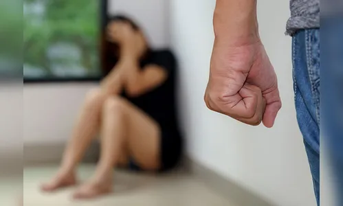 Homem agride e tenta levar ex-namorada de volta a força