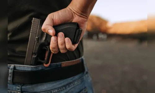 Homem armado ameaça morador por faixa 'Fora, Bolsonaro'