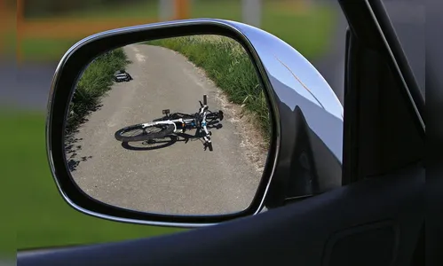 Homem atropela e bate em casal para se vingar de furtos