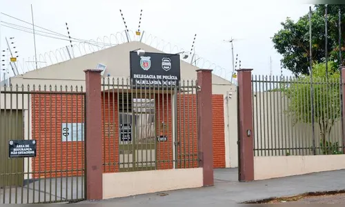 Homem bêbado é preso por agredir mulher e filho na região