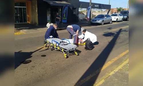 Homem cai de bicicleta motorizada e bate a cabeça