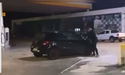 Homem destrói carro do namorado ao descobrir traição; Vídeo