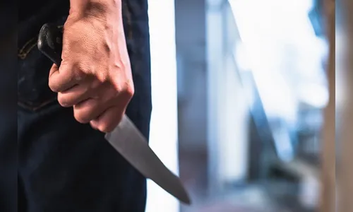 Homem é esfaqueado por colega de trabalho durante churrasco