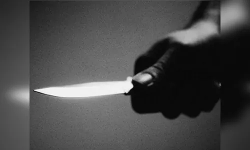 Homem é ferido com canivete ao defender a namorada do ex