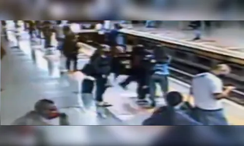 Homem é preso após tentar jogar pessoas nos trilhos de Metrô