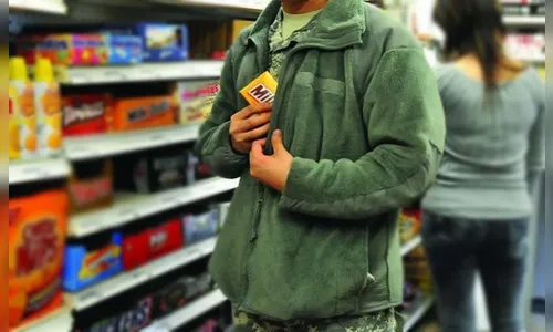 Homem é preso furtando alimentos em supermercado