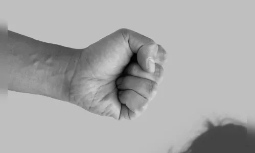 Homem é preso por tentar agredir a mãe idosa e doente