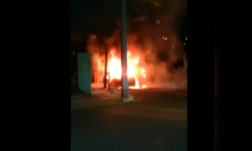 Homem incendeia o próprio carro após briga conjugal; veja