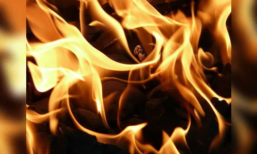 Homem joga roupas na rua e coloca fogo; PM é chamada