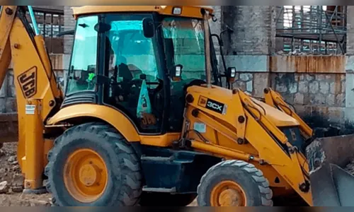 Homem morre dentro da cabine de retroescavadeira na região