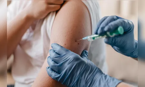 Homem recebe quatro doses de vacina contra Covid-19