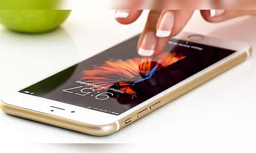 Homem rouba celular da ex, leva soco no rosto e acaba preso