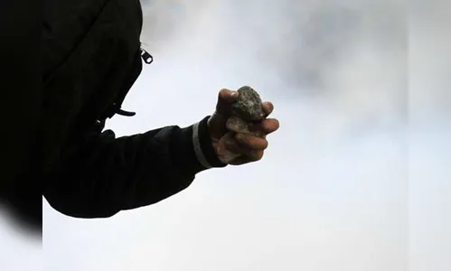 Homem tenta acertar viatura da PM Apucarana com pedra