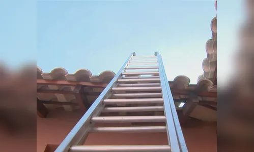 Idosa cai de telhado ao tentar fazer reparo, em Apucarana