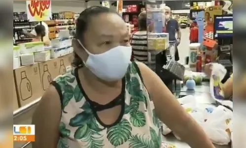 Idosa chora em supermercado ao falar do preço dos alimentos