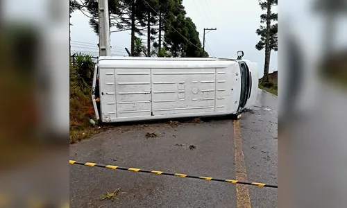 Idosa morre após van capotar; veículo carregava doações