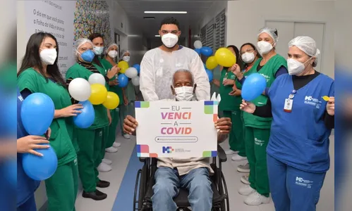 Idoso de 115 anos recebe alta após se recuperar da Covid