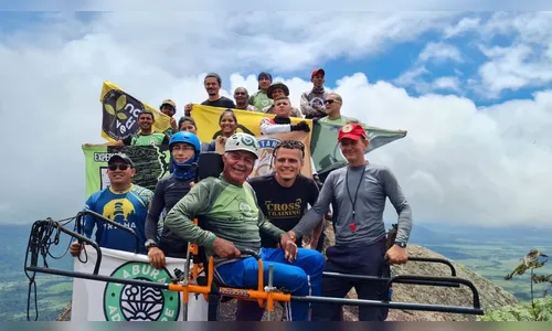 Idoso realiza sonho e escala serra em RR em cadeira de rodas