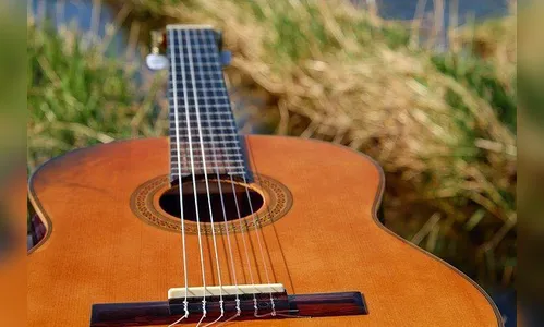 Jovem  que retornava de aula de música tem violão roubado