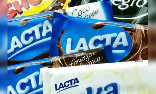 Homem é pego furtando barras de chocolate em supermercado