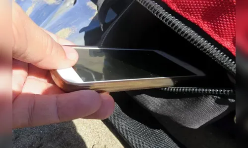 Homem pede café para dona de casa e furta celular