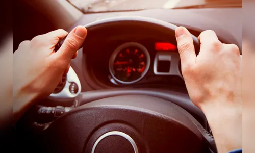 Adolescente dirigindo carro bate em VW Jetta  estacionado