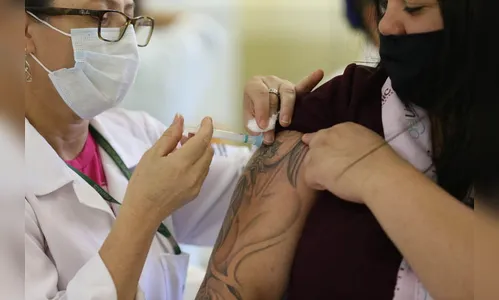Ivaiporã imuniza pessoas com 49 e 48 anos na segunda