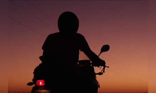 Motociclista tenta fugir da PM e acaba enroscado em cerca