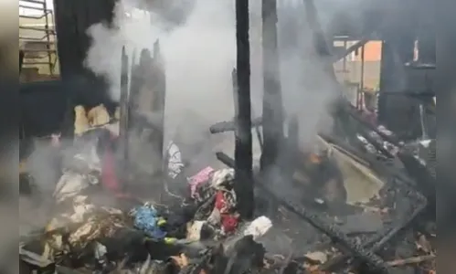 Incêndio destrói casa no Paraná e cão morre; assista