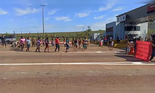 Indígenas abrem cancelas de pedágio em manifestação, no PR
