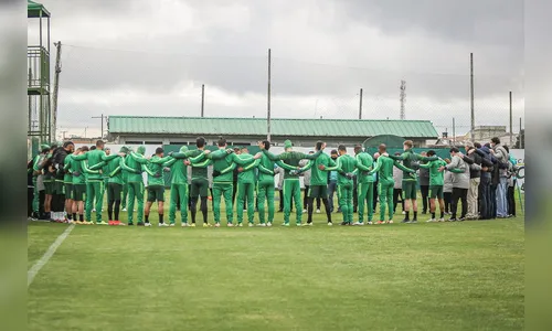 Jogadores do Coritiba prestam homenagem a Renato Follador