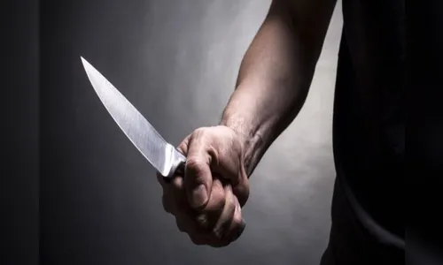 Jovem agride e ameaça a própria mãe com uma faca