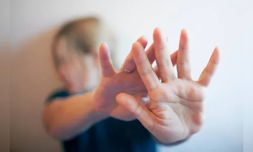 Jovem agride madrasta após não ser acordado para o serviço