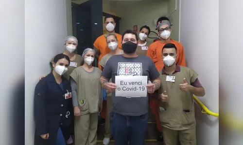 Jovem de 26 anos vence covid e comemora alta hospitalar