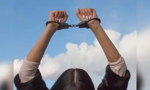 Jovem é presa após participar de roubo junto do marido