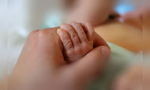 Jovem faz tomografia e descobre gravidez 6h antes do parto