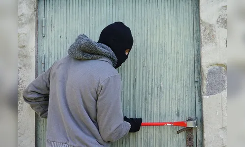 Jovem tenta arrombar casa na área central e acaba preso