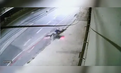 Jovem 'voa' de escadaria e cai durante perseguição; veja