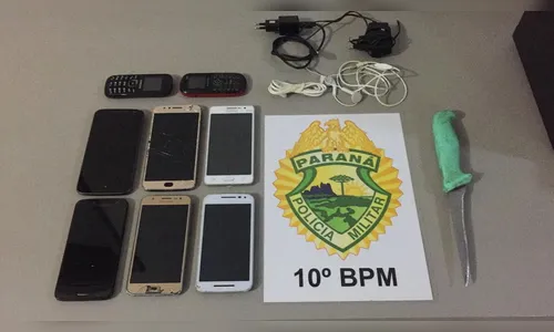 Jovens são flagrados arremessando celulares para presos