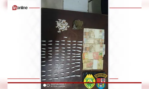 Jovens são presos comercializando drogas em casa abandonada